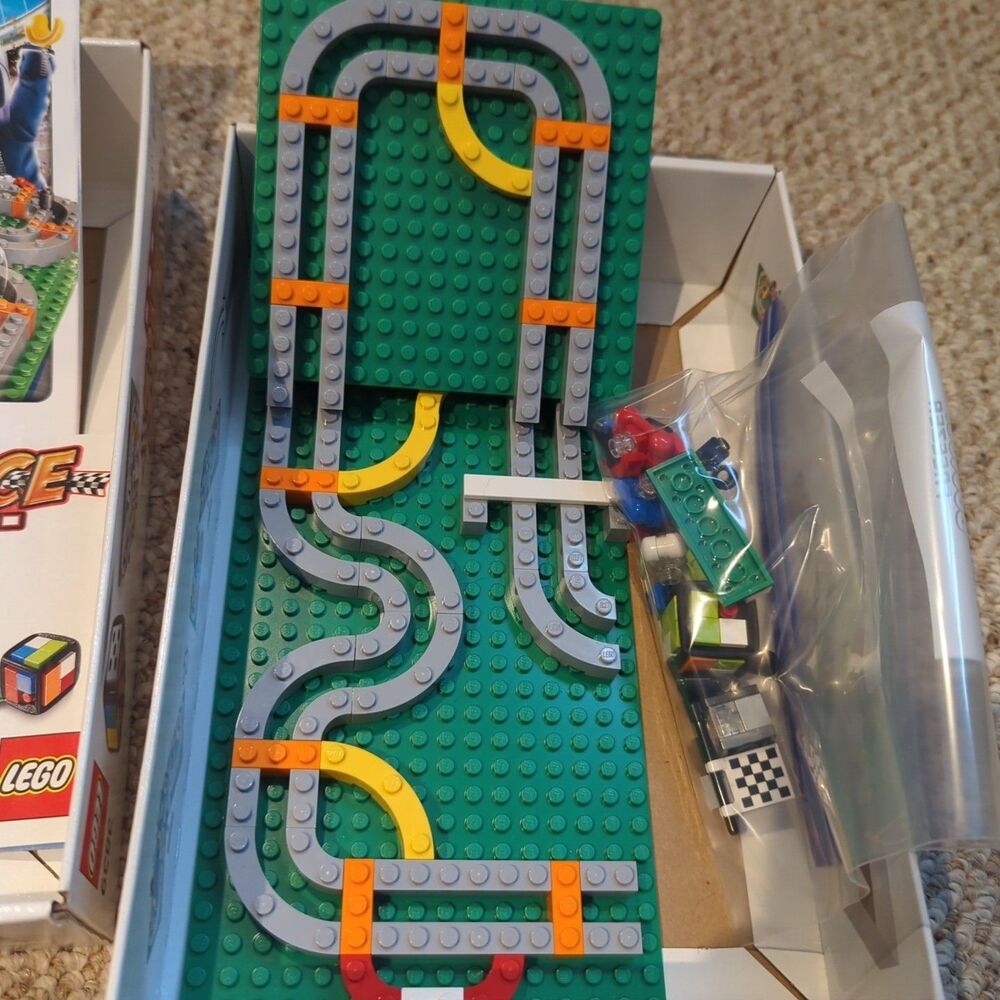 LEGO Race 3000  Car Racing Board Game #3839 2009 Complete Box Manual - Picture 4 of 6